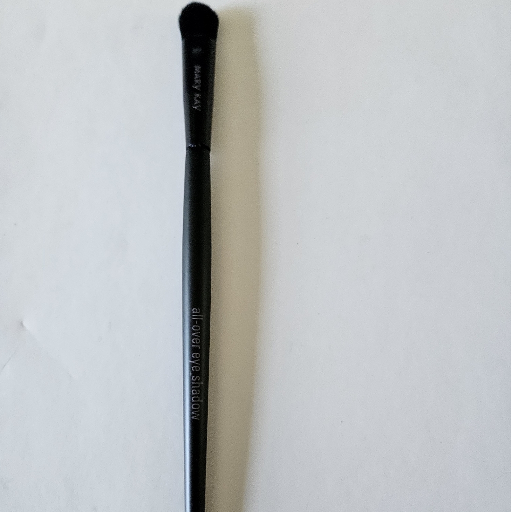 Mary Kay all over eyeshadow brush. NWT.